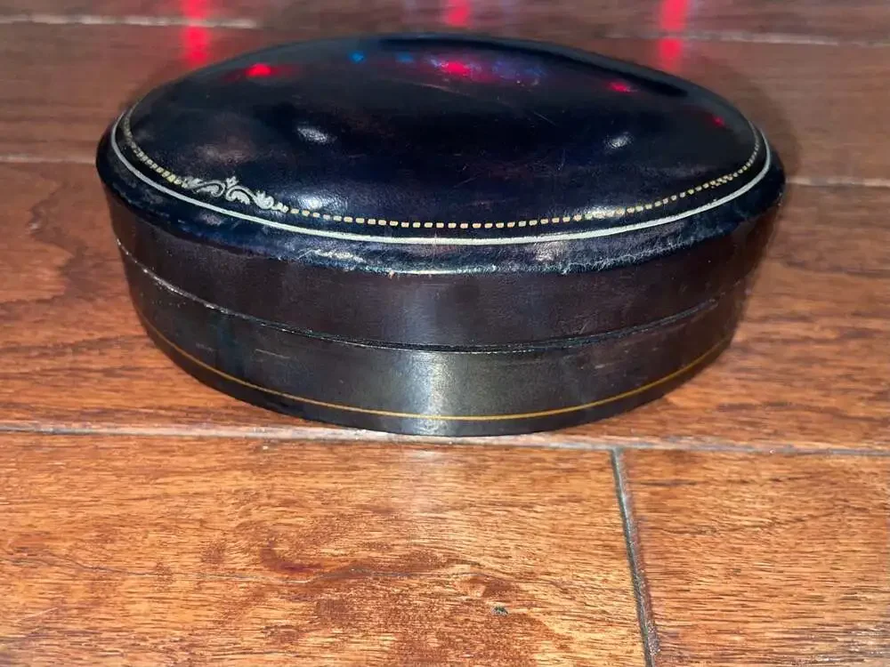Vintage Genuine Calf Leather Oval Coin & Jewelry Case – Made in Italy